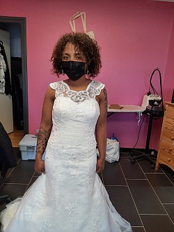 Ajout de dentelle sur robe de mariée bustier