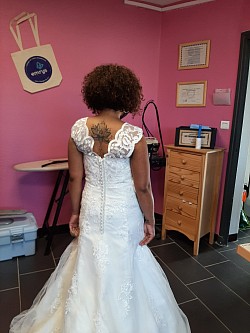 Ajout de dentelle sur robe de mariée bustier